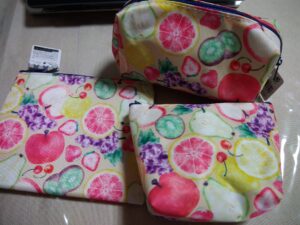 セリアで買ったフルーツ柄のポーチ3種